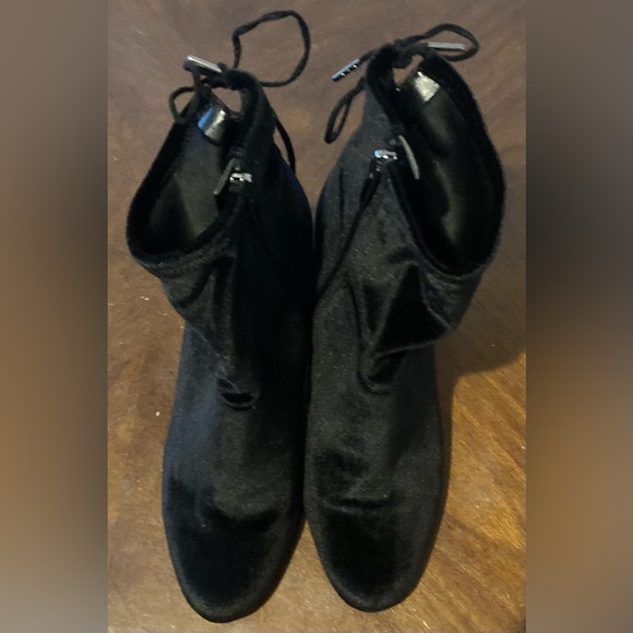 Ladies Size 8.5 Libby Edelman “Justine” Black 3 1/2” Bootie With Soft Satin Feel - Picture 12 of 17